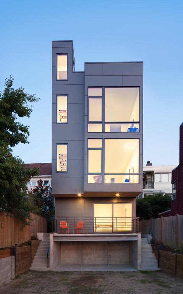 Modelo de fachada gris contemporánea de tres plantas con escaleras