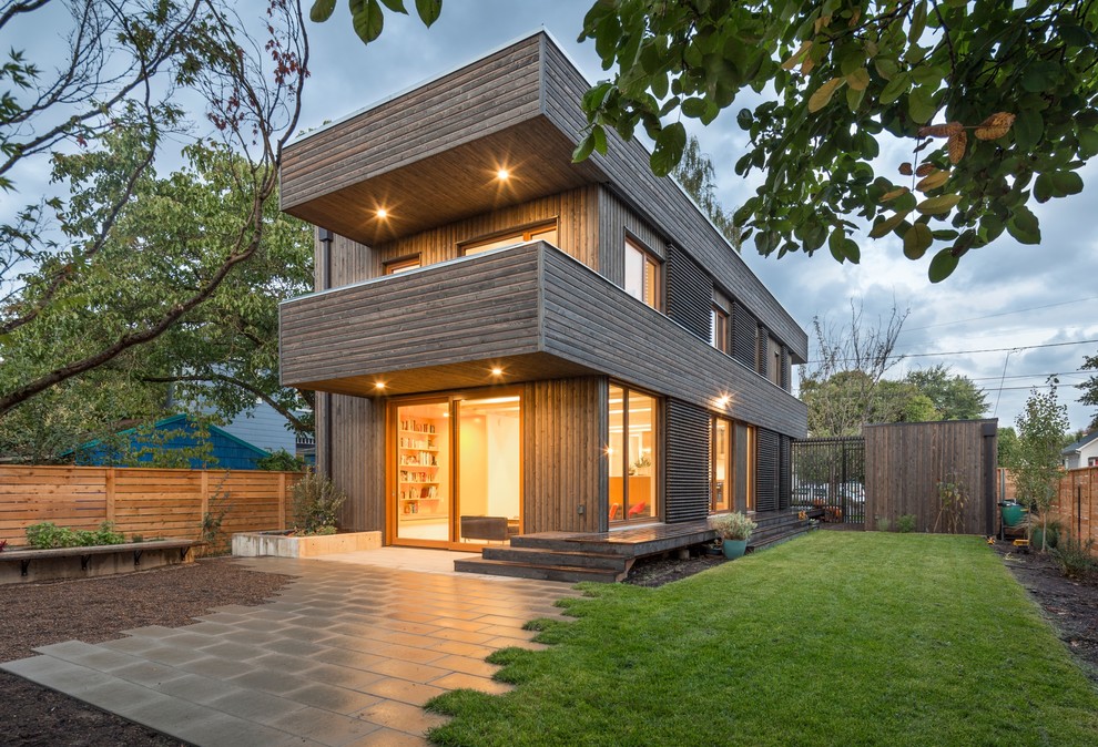 Пример оригинального дизайна: двухэтажный, деревянный, коричневый частный загородный дом в современном стиле с плоской крышей