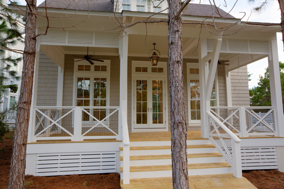 Idée de décoration pour une façade de maison beige tradition en bois de taille moyenne et à un étage avec un toit à quatre pans.