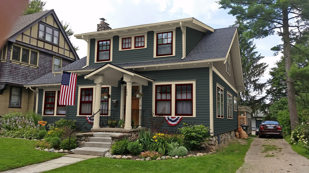 Idee per la facciata di una casa piccola verde american style a un piano con rivestimento in legno e abbinamento di colori
