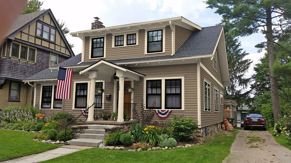 Esempio della facciata di una casa piccola beige american style a un piano con rivestimento in legno e abbinamento di colori