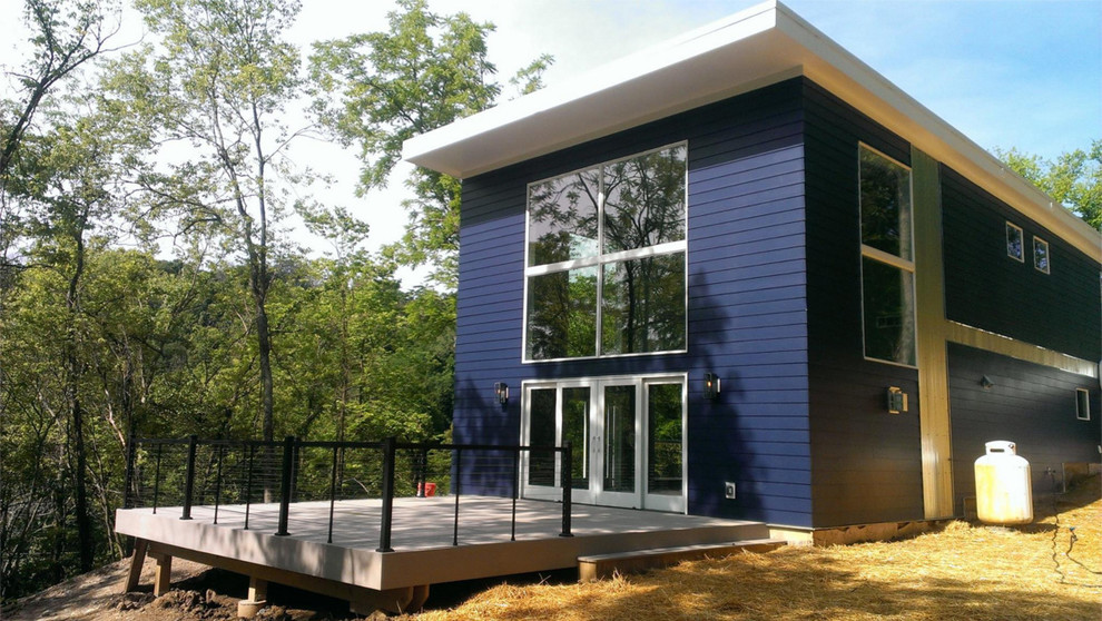 Mittelgroßes, Zweistöckiges Modernes Haus mit Vinylfassade, blauer Fassadenfarbe und Flachdach in Cincinnati