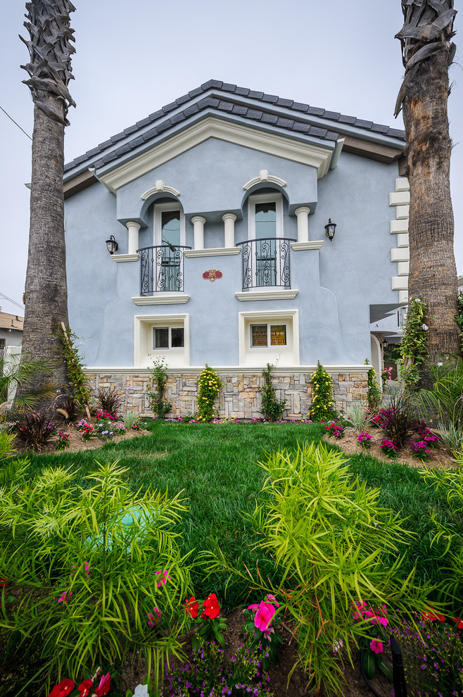 Inspiration for a timeless exterior home remodel in Los Angeles