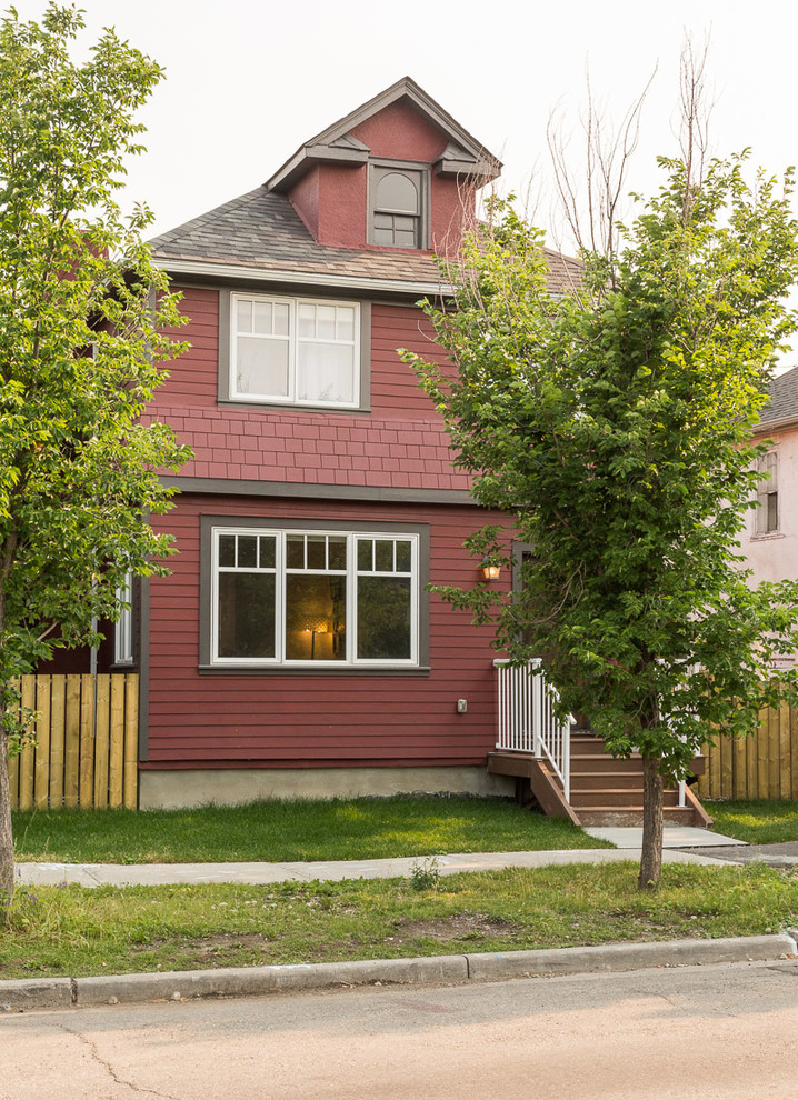 Стильный дизайн: двухэтажный, красный частный загородный дом среднего размера в стиле кантри с комбинированной облицовкой, вальмовой крышей и крышей из гибкой черепицы - последний тренд