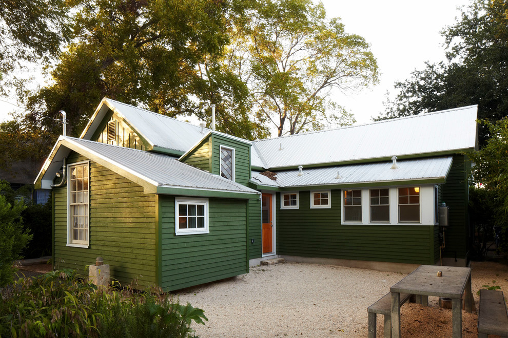 Стильный дизайн: зеленый дом в стиле кантри - последний тренд
