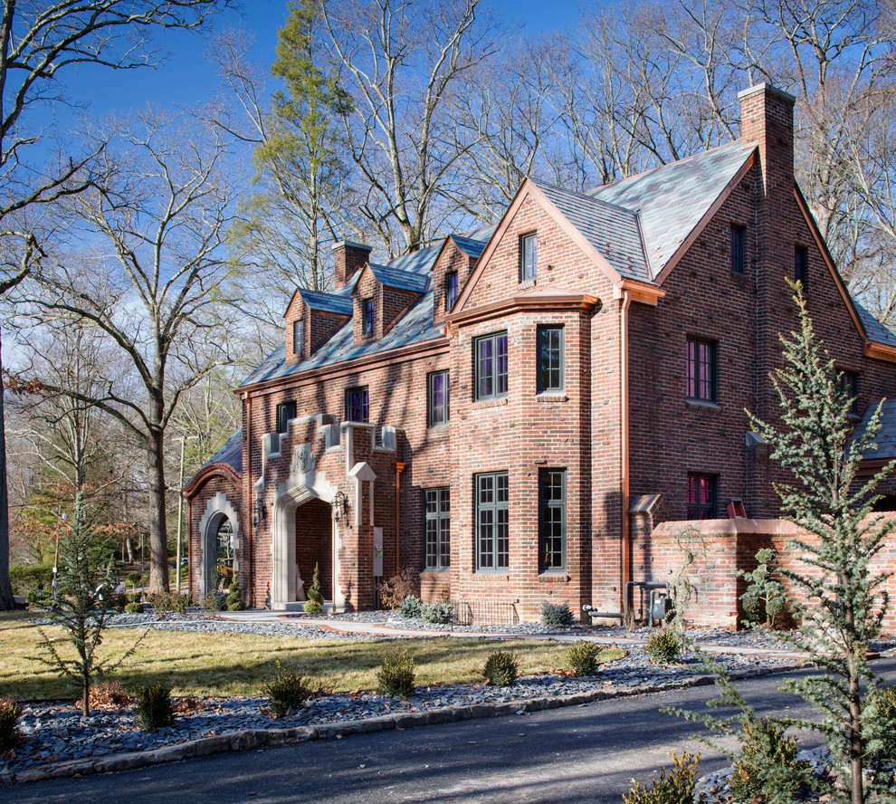 Пример оригинального дизайна: кирпичный, трехэтажный, красный частный загородный дом в классическом стиле