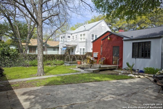 Kleines, Einstöckiges Mediterranes Haus mit Putzfassade und roter Fassadenfarbe in Austin