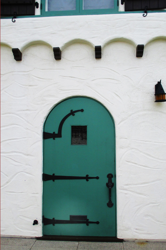 Exemple d'une façade de maison blanche méditerranéenne en stuc de plain-pied avec un toit à deux pans.