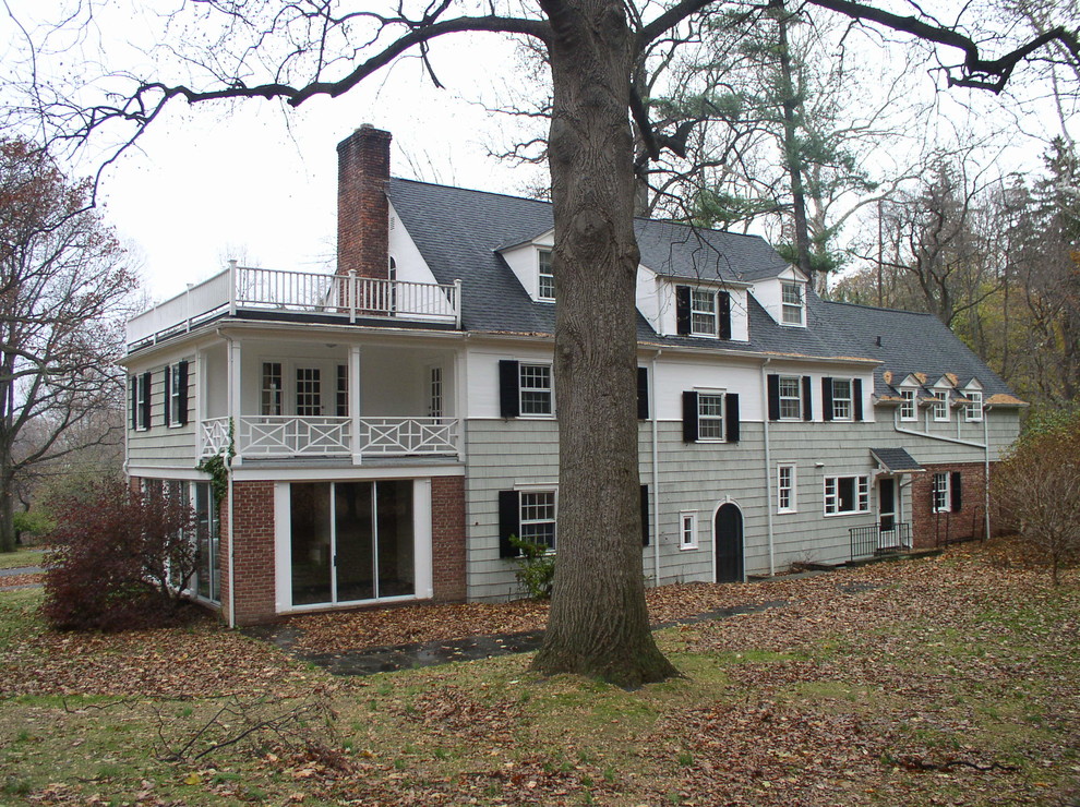 Ejemplo de fachada de casa gris tradicional de tamaño medio de tres plantas con revestimiento de madera, tejado a dos aguas y tejado de teja de madera