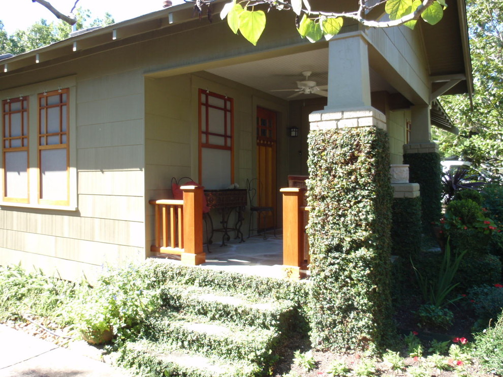 Esempio della facciata di una casa american style a un piano di medie dimensioni con rivestimento con lastre in cemento
