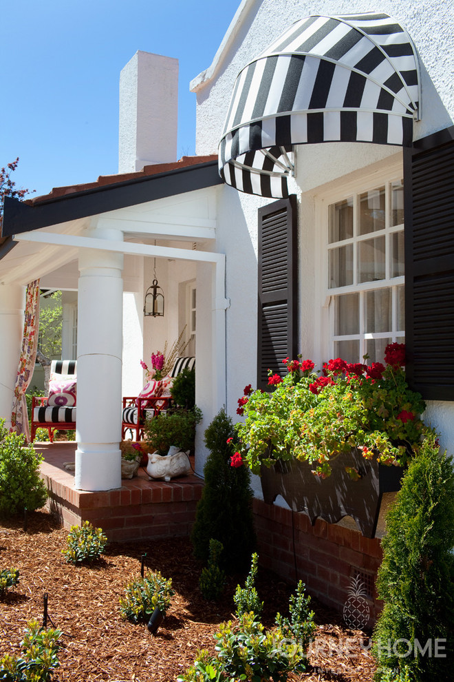 Foto della facciata di una casa bianca american style a un piano con rivestimento in stucco, tetto a padiglione e abbinamento di colori