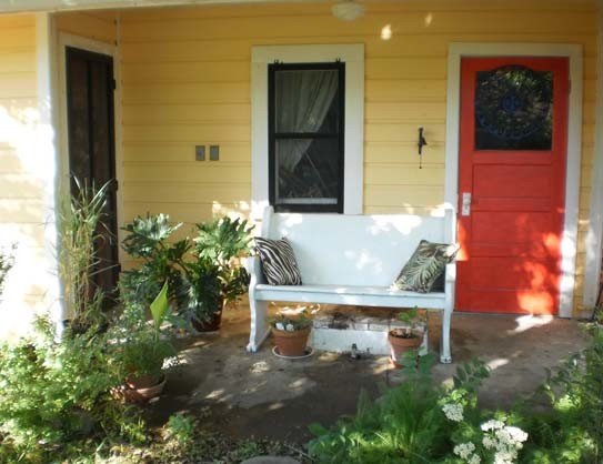 Kleine, Einstöckige Stilmix Holzfassade Haus mit gelber Fassadenfarbe in Austin