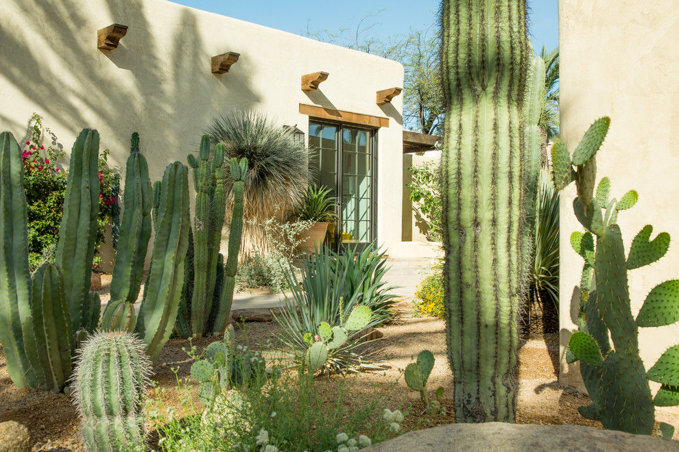 Geräumiges, Zweistöckiges Mediterranes Einfamilienhaus mit Lehmfassade, beiger Fassadenfarbe und Flachdach in Phoenix