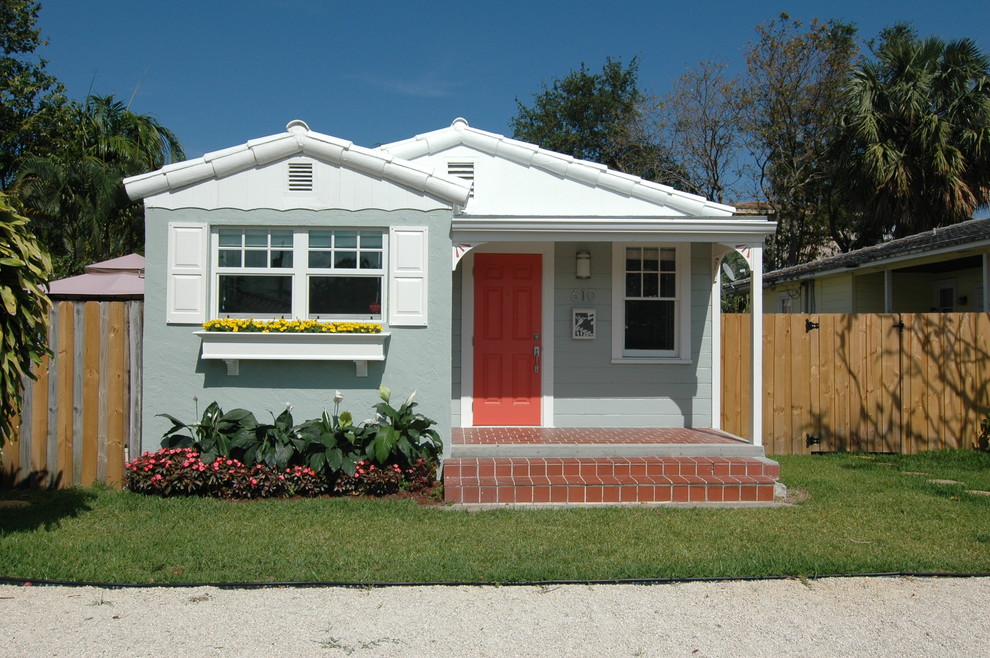 マイアミにある小さなトラディショナルスタイルのおしゃれな家の外観の写真