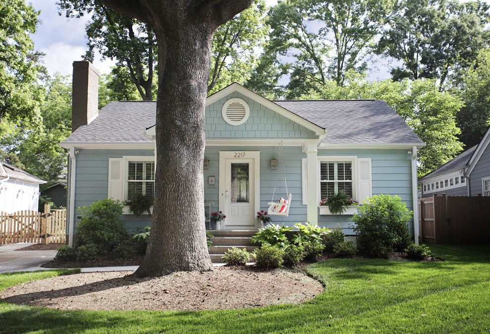 Foto della facciata di una casa blu american style di medie dimensioni con rivestimento in vinile