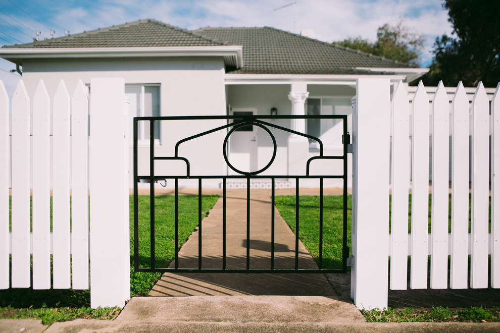 Mittelgroßes, Einstöckiges Klassisches Einfamilienhaus mit Putzfassade, grauer Fassadenfarbe, Satteldach und Ziegeldach in Adelaide