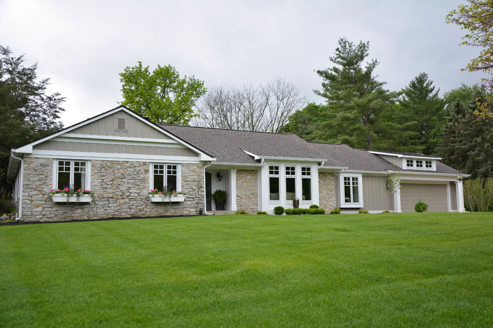 На фото: большой, одноэтажный, серый частный загородный дом в стиле неоклассика (современная классика) с облицовкой из камня с