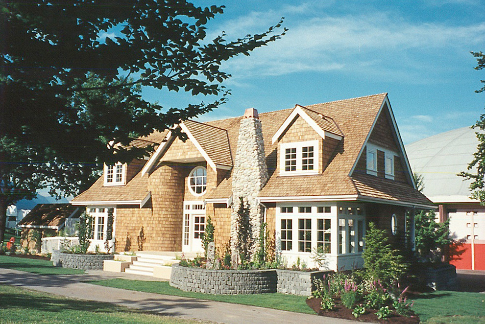 Idee per la facciata di una casa marrone stile marinaro a due piani di medie dimensioni con rivestimento in legno e tetto a capanna