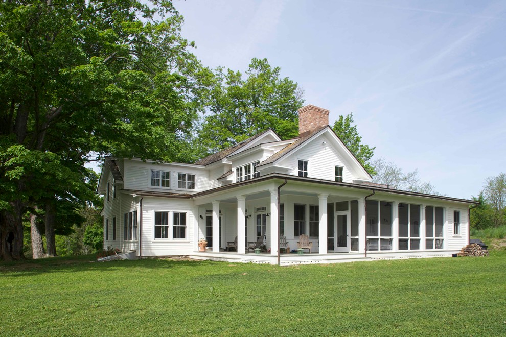 Idee per la facciata di una casa bianca country a due piani con rivestimento in legno