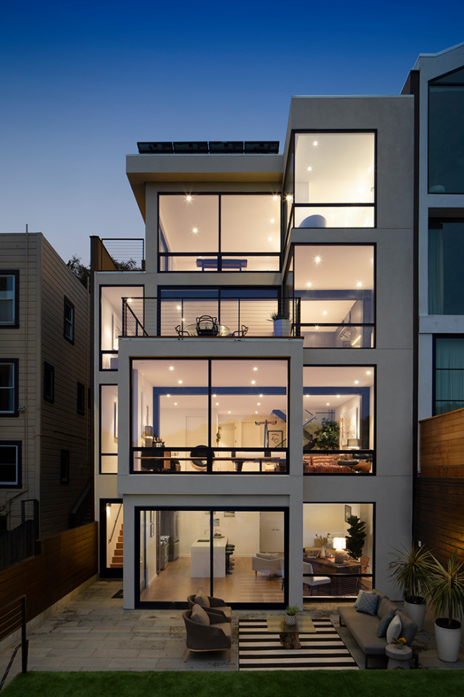 Diseño de fachada de casa blanca contemporánea de tres plantas con tejado plano