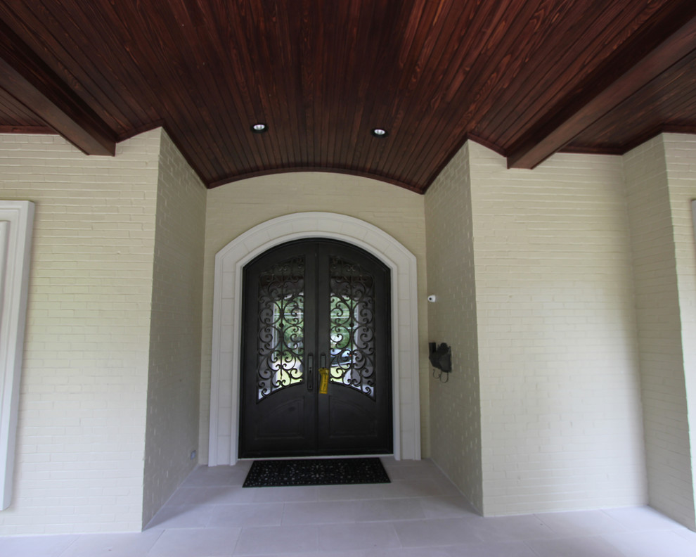 Exemple d'une très grande façade de maison blanche tendance en brique à un étage.