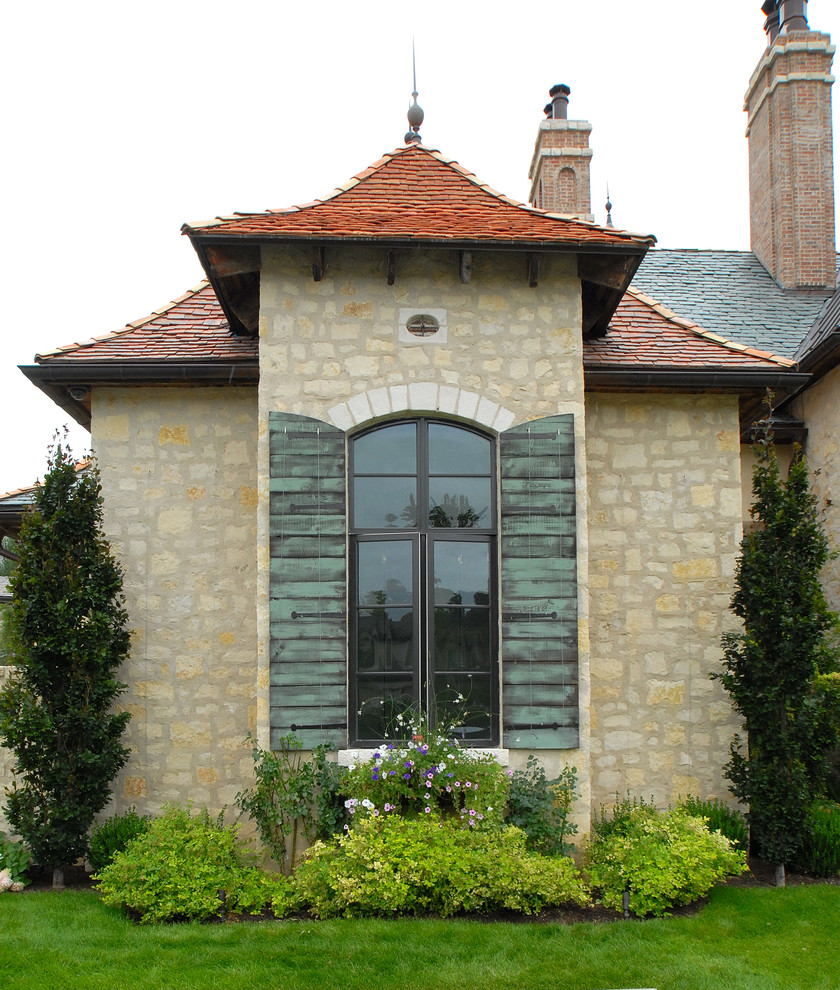 Источник вдохновения для домашнего уюта: дом в средиземноморском стиле с облицовкой из камня