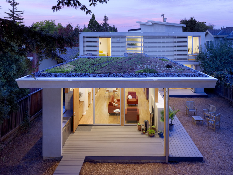 Foto på ett funkis hus, med platt tak och levande tak