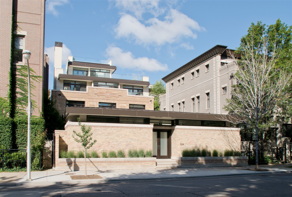 Dreistöckiges, Großes Modernes Haus mit beiger Fassadenfarbe, Backsteinfassade und Flachdach in Chicago