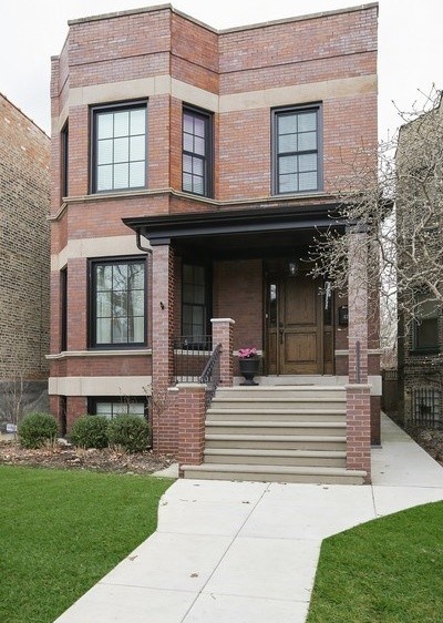 Mittelgroßes, Dreistöckiges Klassisches Einfamilienhaus mit Backsteinfassade, roter Fassadenfarbe und Flachdach in Chicago