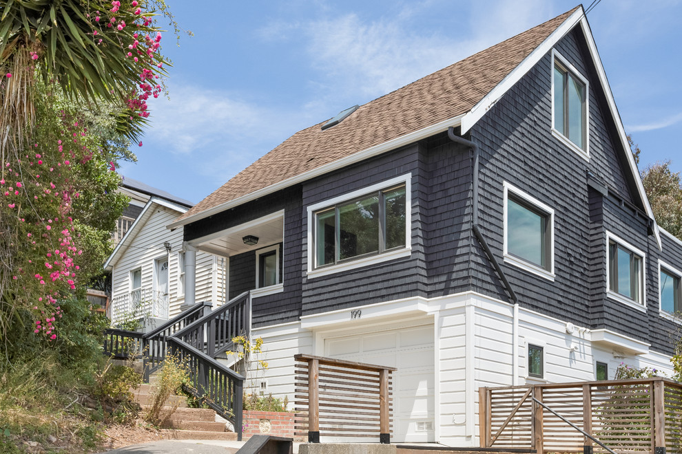 Großes, Dreistöckiges Landhaus Haus mit blauer Fassadenfarbe, Mansardendach und Schindeldach in San Francisco