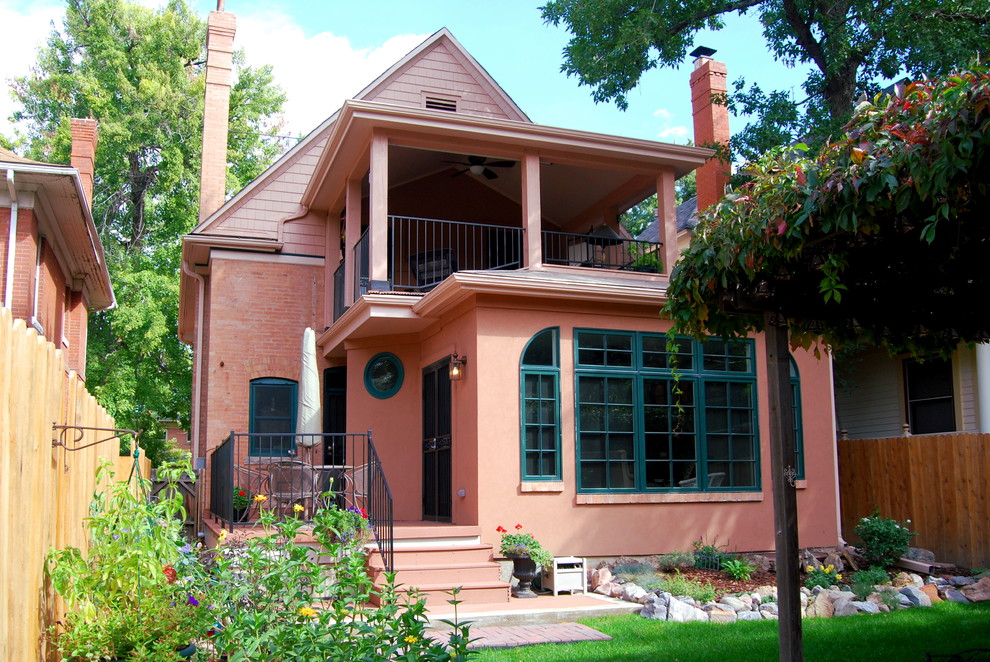 デンバーにあるトランジショナルスタイルのおしゃれな家の外観 (レンガサイディング、ピンクの外壁) の写真