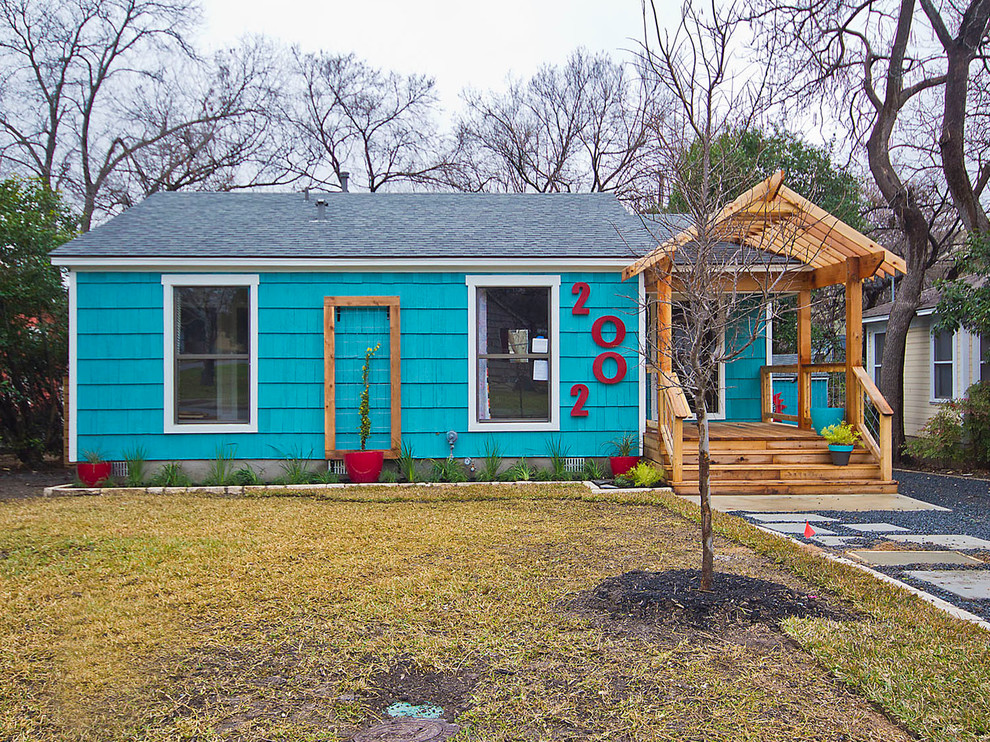 Réalisation d'une petite façade de maison bleue craftsman en bois de plain-pied.