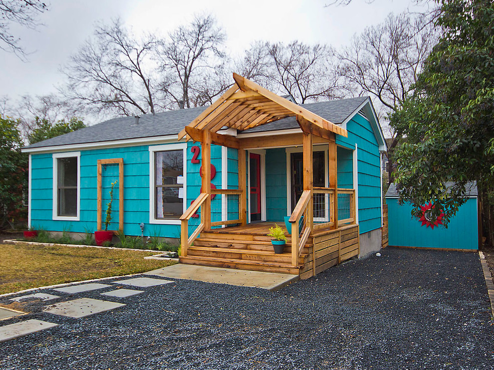 Esempio della facciata di una casa piccola blu american style a un piano con rivestimento in legno