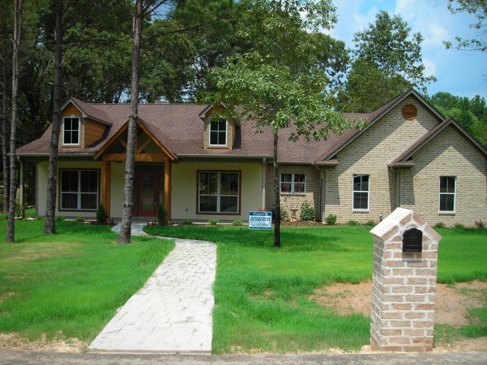 Foto della villa beige country a un piano di medie dimensioni con rivestimento in stucco, tetto a capanna, copertura a scandole e tetto marrone
