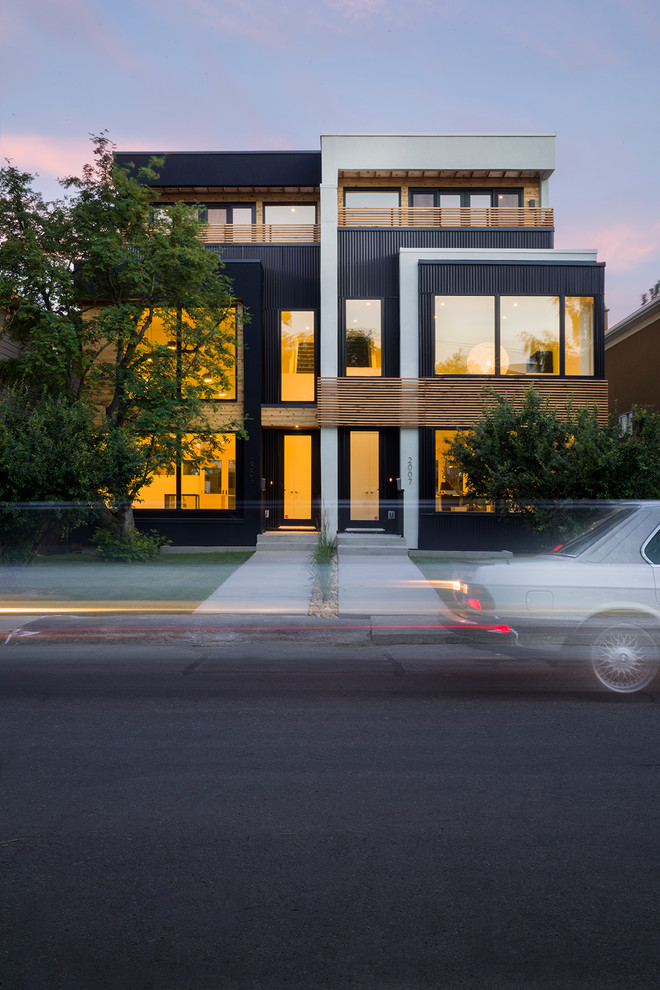 Dreistöckiges Modernes Haus mit Mix-Fassade, schwarzer Fassadenfarbe und Flachdach in Calgary