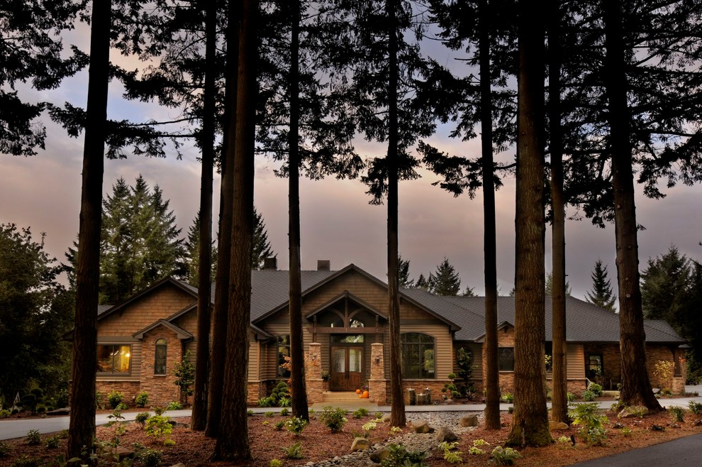 На фото: двухэтажный, коричневый частный загородный дом среднего размера в стиле кантри с комбинированной облицовкой, двускатной крышей и крышей из гибкой черепицы с