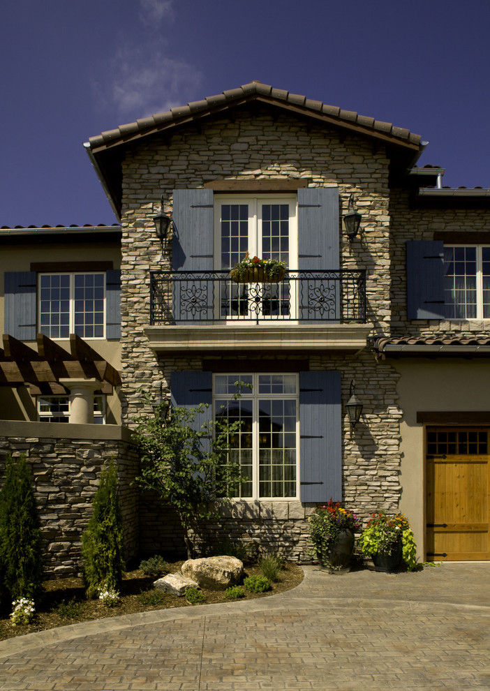 Пример оригинального дизайна: дом в средиземноморском стиле с облицовкой из камня