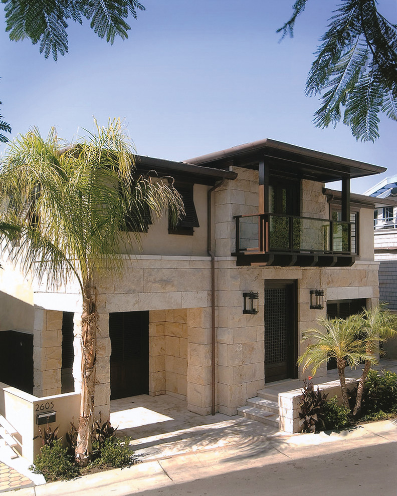 Diseño de fachada de casa de dos plantas con revestimiento de piedra