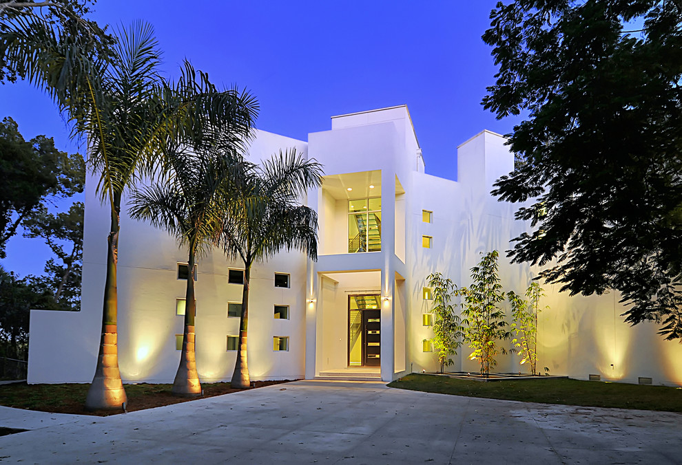 Foto de fachada blanca moderna extra grande de tres plantas con revestimiento de estuco