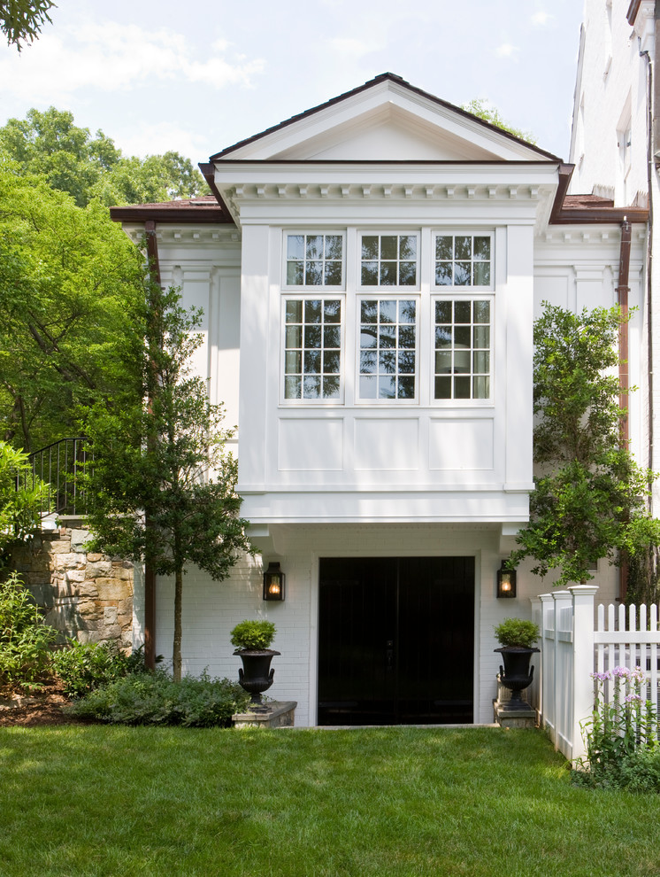 Zweistöckige Klassische Holzfassade Haus mit weißer Fassadenfarbe und Satteldach in Washington, D.C.