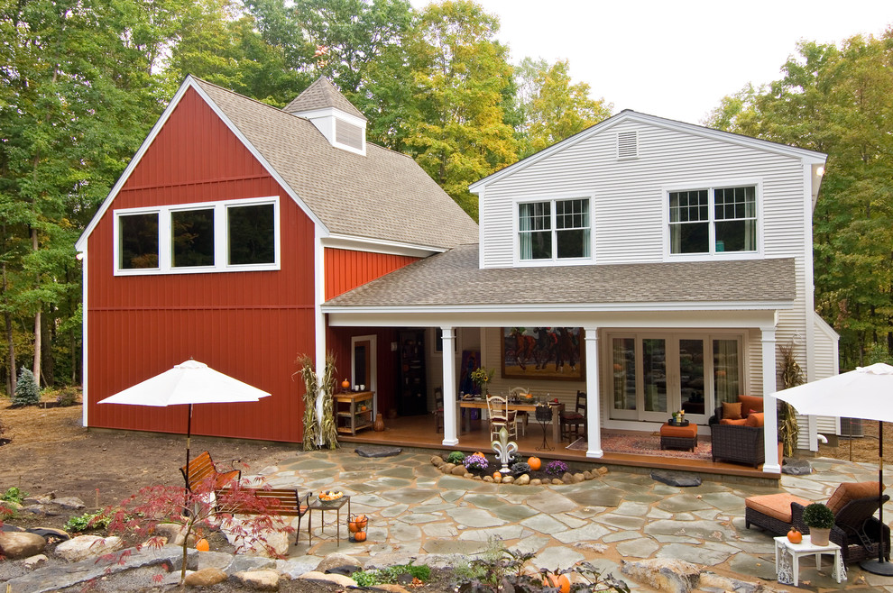 Стильный дизайн: двухэтажный, красный дом в стиле кантри - последний тренд