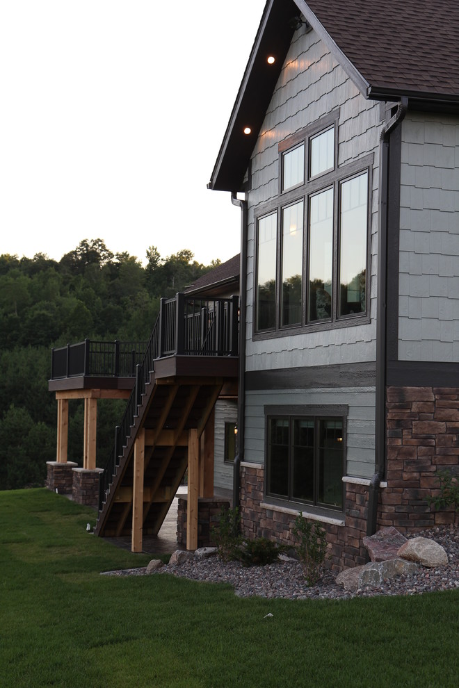 Inspiration pour une grande façade de maison verte craftsman en bois à un étage.