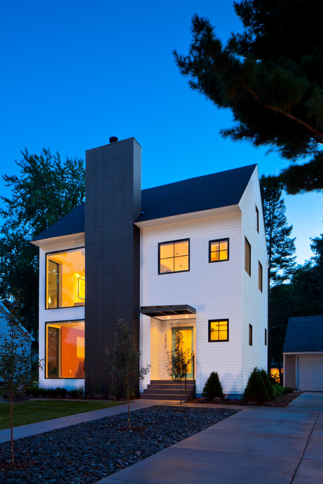 Свежая идея для дизайна: деревянный дом в стиле неоклассика (современная классика) с двускатной крышей - отличное фото интерьера