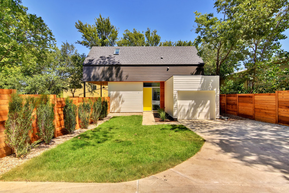 Kleines, Zweistöckiges Modernes Einfamilienhaus mit Faserzement-Fassade, bunter Fassadenfarbe, Satteldach und Schindeldach in Austin