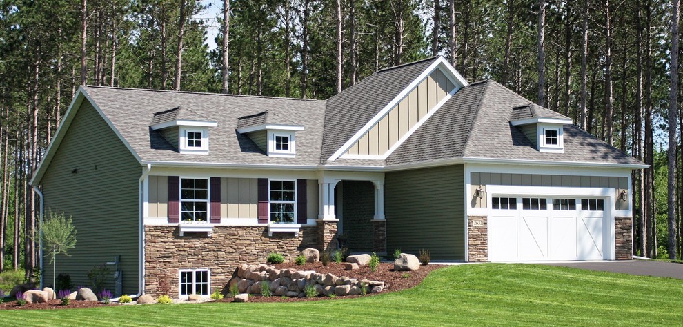 Пример оригинального дизайна: одноэтажный, кирпичный, зеленый дом среднего размера в классическом стиле с двускатной крышей