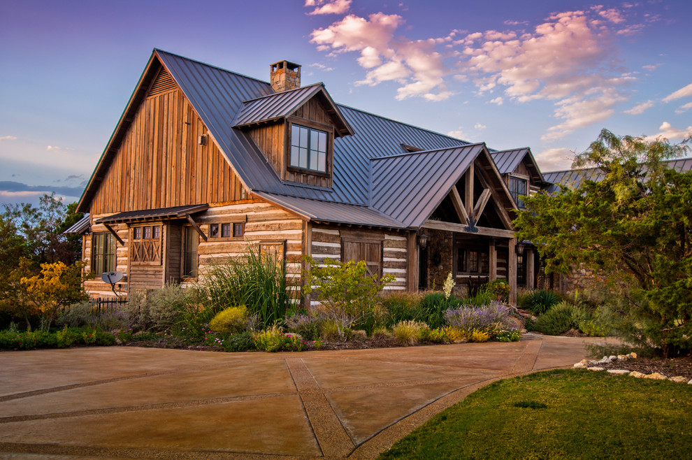 Idée de décoration pour une façade de maison chalet en bois avec un toit à deux pans et un toit en métal.