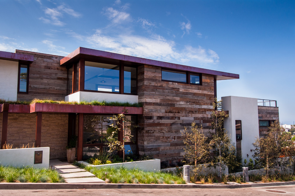 Photo of a rustic house exterior in Salt Lake City with mixed cladding.