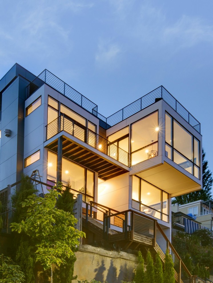 シアトルにあるコンテンポラリースタイルのおしゃれな二階建ての家の写真
