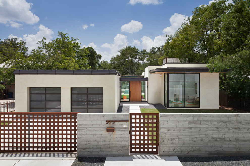 Свежая идея для дизайна: одноэтажный, бежевый дом в современном стиле с плоской крышей - отличное фото интерьера