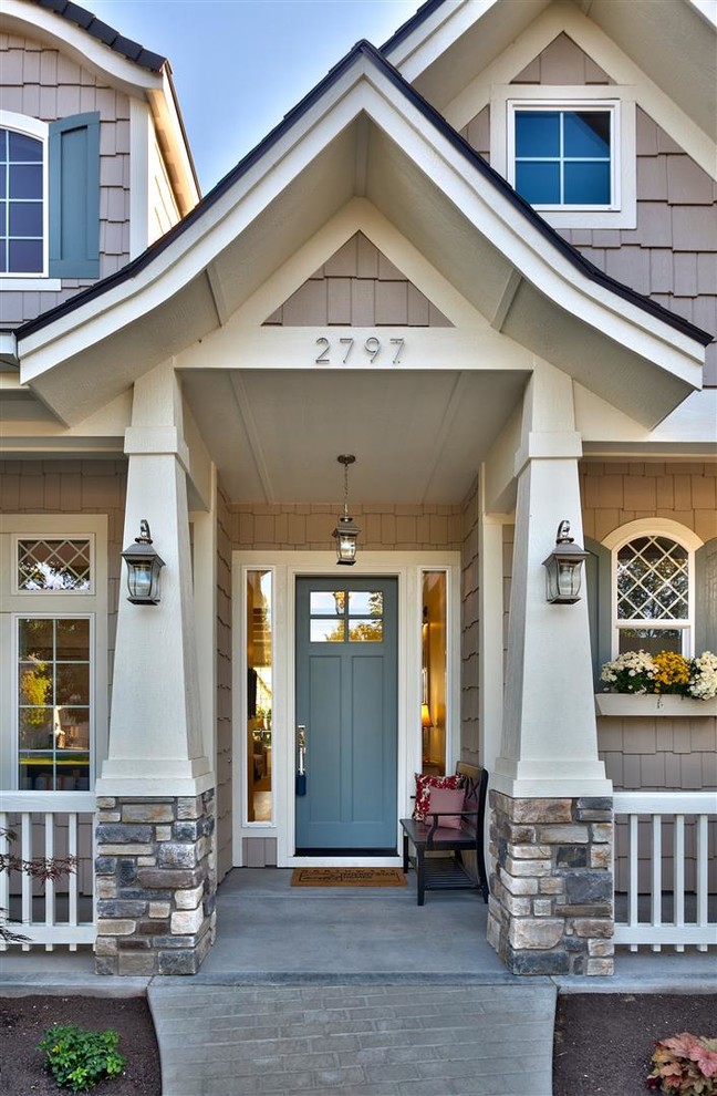 Idée de décoration pour une façade de maison beige tradition de taille moyenne et de plain-pied avec un revêtement mixte et un toit à deux pans.